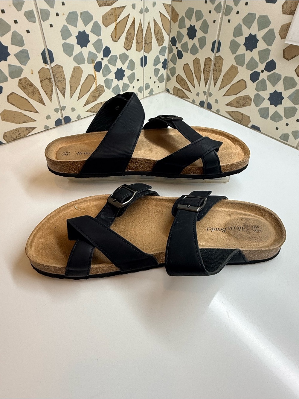 🏷️SALE ☀️ Cushionaire “Lucky” Cork Footbed Sandals • Women’s Size 8